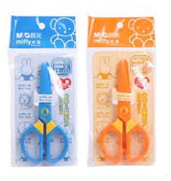 مقص اطفال بلاستيك ام اند جي علي كارت